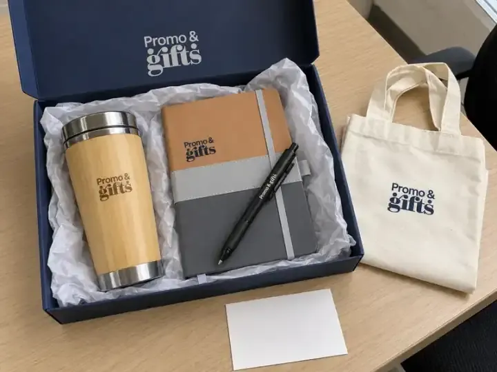 Kit de bienvenida en caja azul marino: termo de bambú, libreta, bolígrafo y bolsa de tela con logotipo