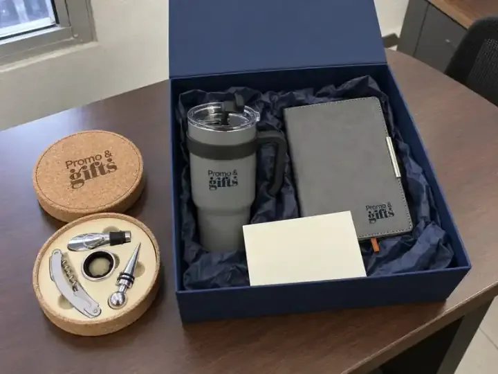Kit para clientes clave: set de vino en estuche de corcho, termo con asa y libreta gris con logotipo